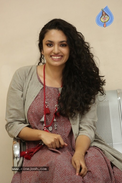 Malavika Nair Stills - 20 / 42 photos