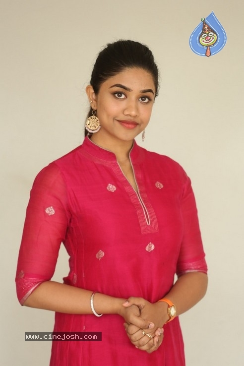 Malavika Satheesan Pics - 1 / 21 photos