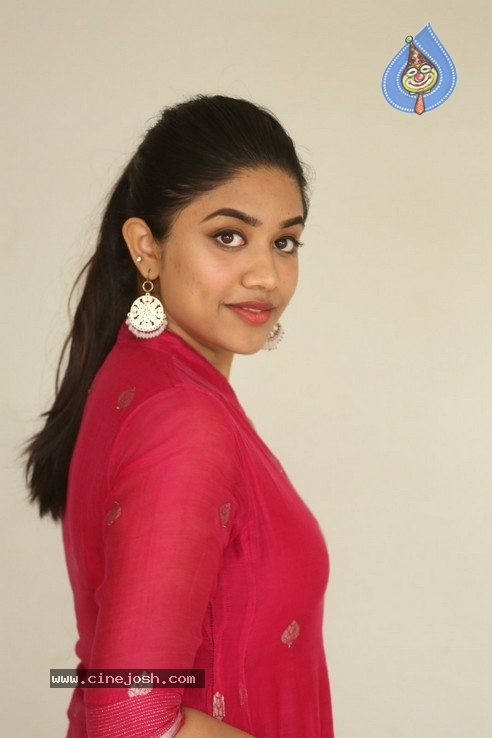 Malavika Satheesan Pics - 4 / 21 photos