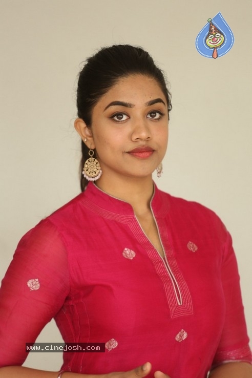 Malavika Satheesan Pics - 5 / 21 photos