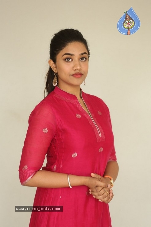 Malavika Satheesan Pics - 6 / 21 photos