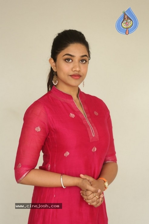 Malavika Satheesan Pics - 18 / 21 photos