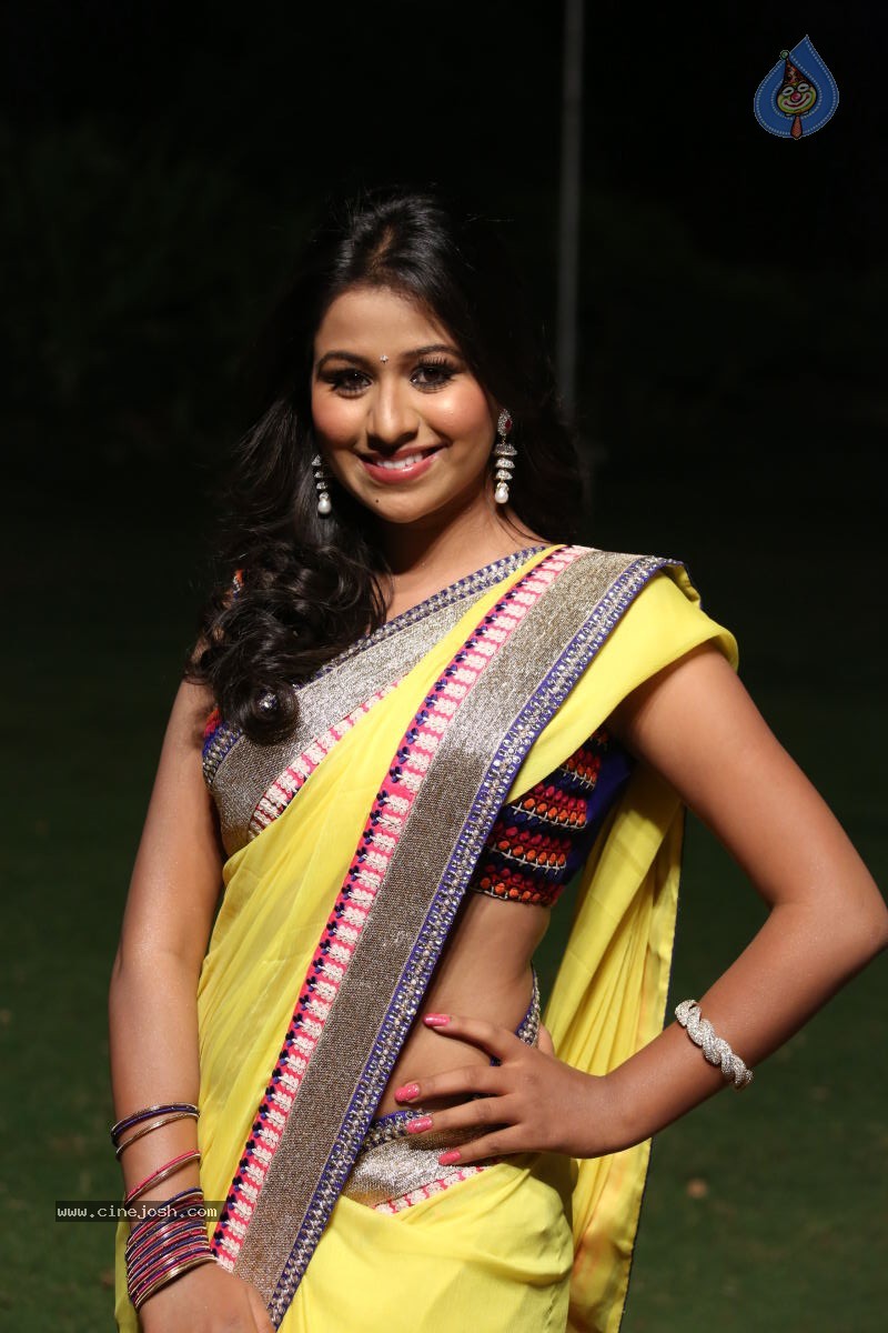 Manalee Stills - 8 / 48 photos