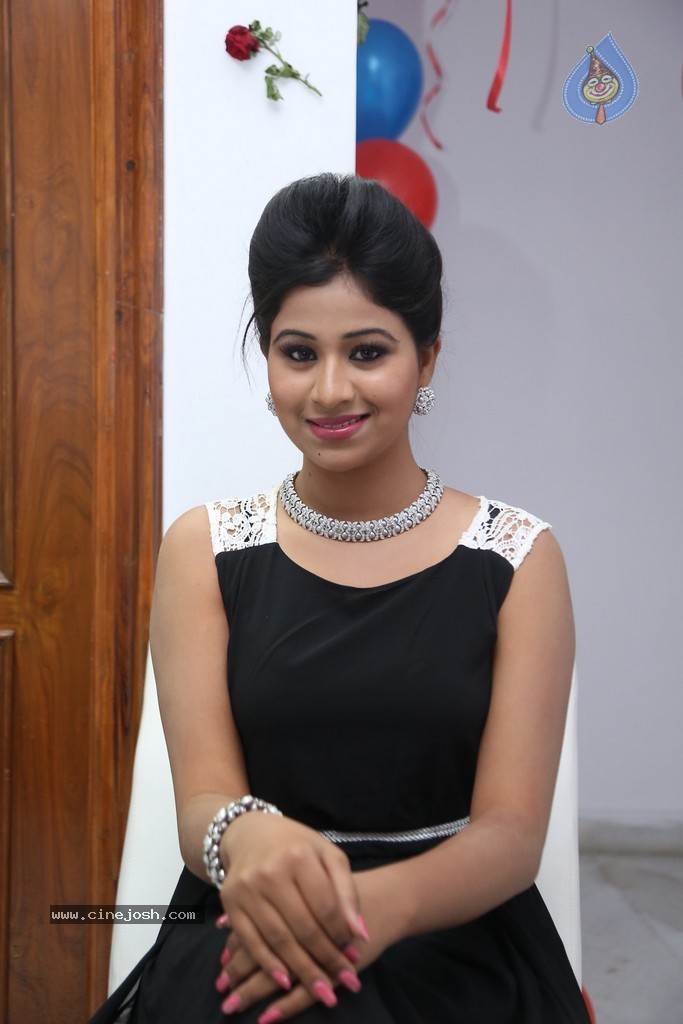 Manali Rathod Hot Stills - 33 / 134 photos