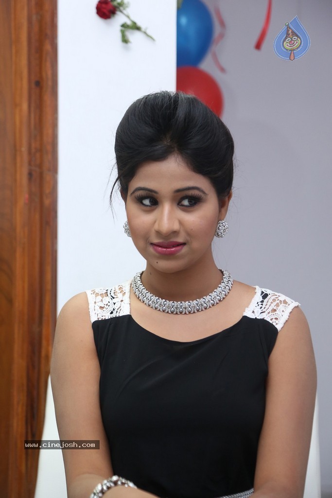 Manali Rathod Hot Stills - 71 / 134 photos