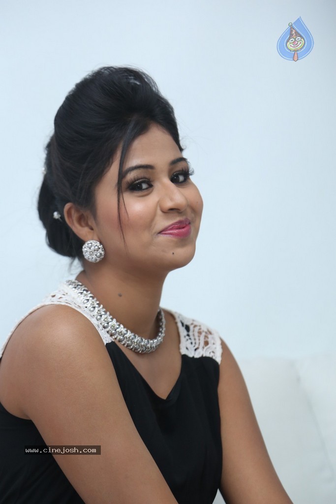 Manali Rathod Hot Stills - 90 / 134 photos