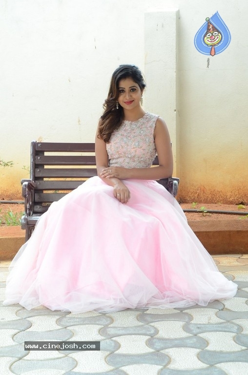 Manali Rathod New Pics - 22 / 29 photos