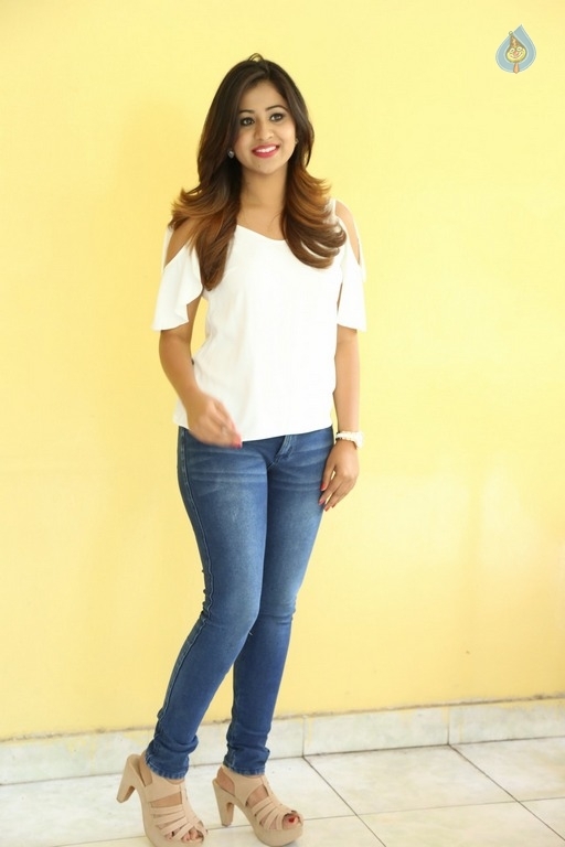 Manali Rathod New Pics - 5 / 21 photos