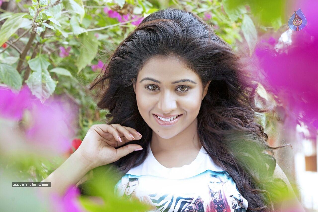 Manali Rathod New Pictures - 18 / 35 photos