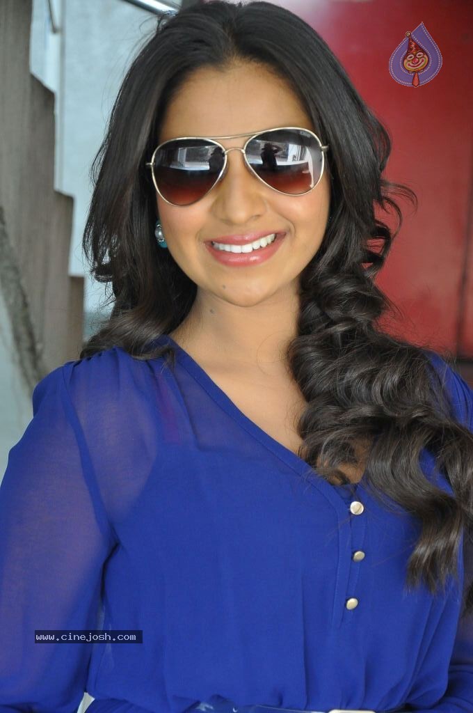 Manali Stills - 41 / 98 photos