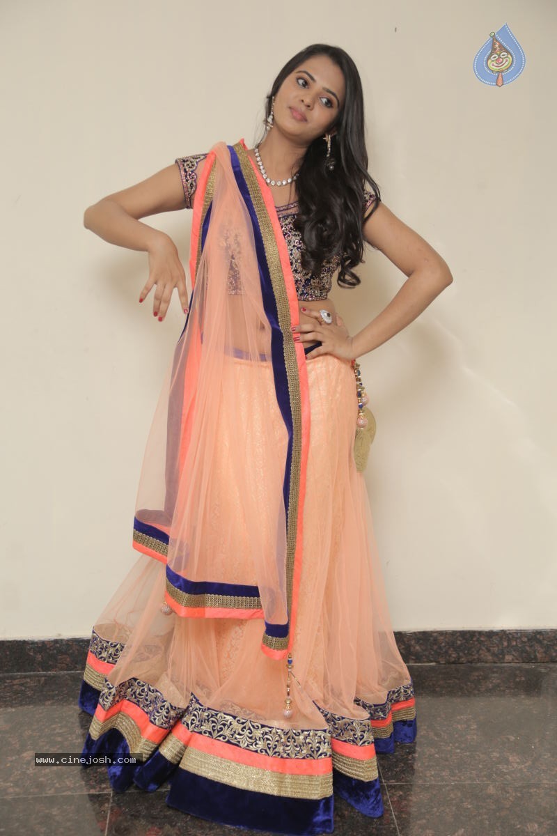 Manasa New Stills - 23 / 77 photos