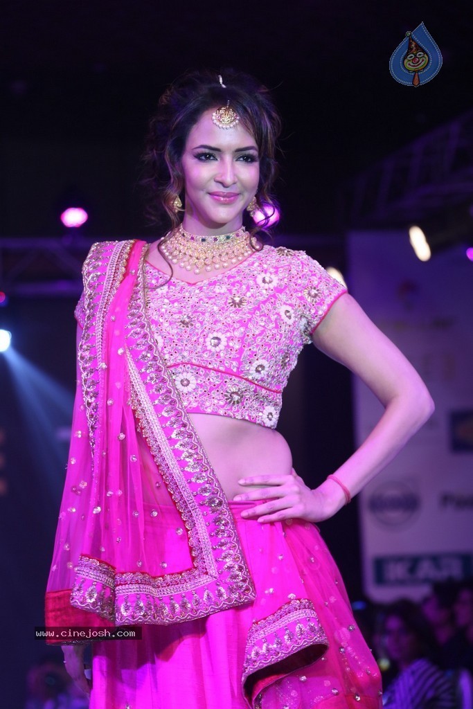 Manchu Lakshmi at Teach for Change Fashion Show - 17 / 32 photos