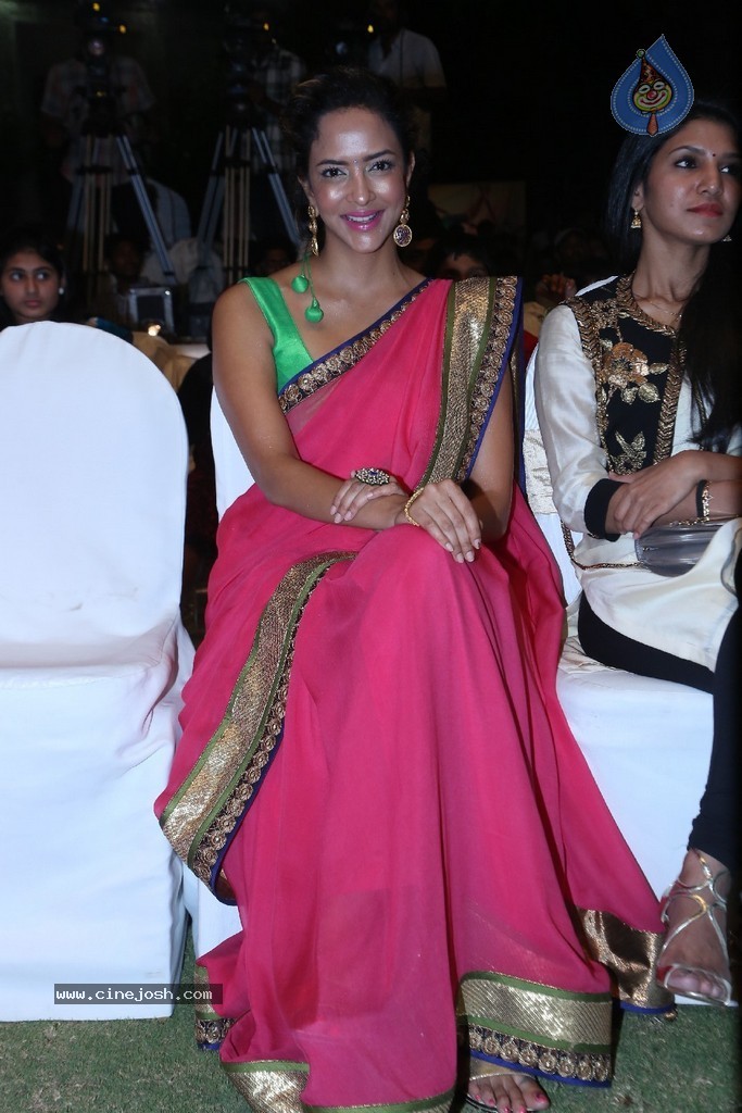 Manchu Lakshmi Pics - 2 / 32 photos