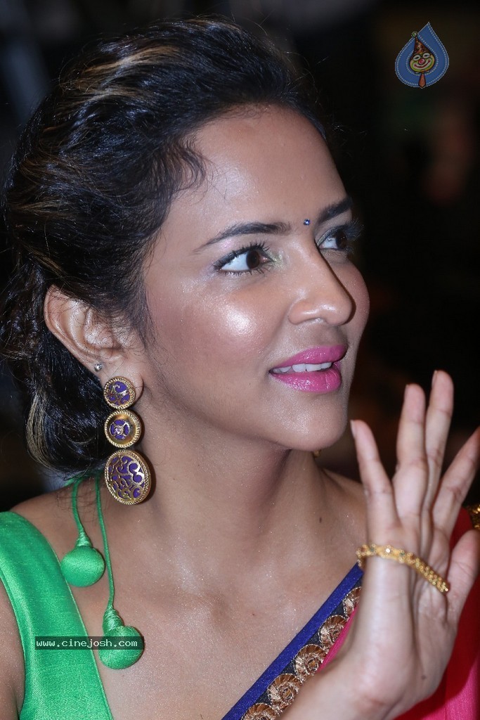 Manchu Lakshmi Pics - 14 / 32 photos