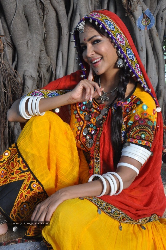 Manchu Lakshmi Prasanna Photos - 8 / 100 photos