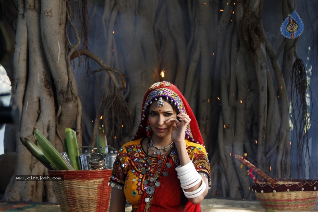 Manchu Lakshmi Prasanna Photos - 13 / 100 photos