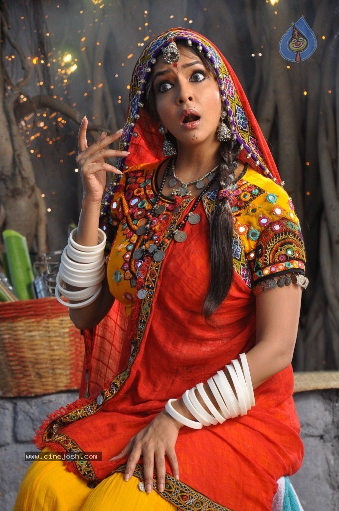 Manchu Lakshmi Prasanna Photos - 14 / 100 photos