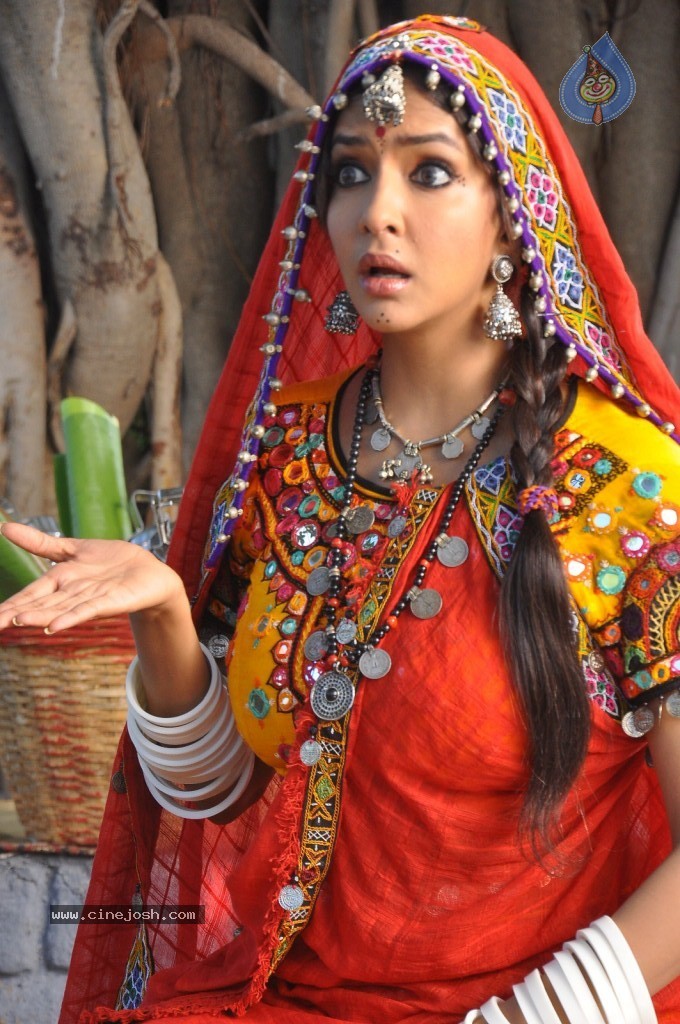 Manchu Lakshmi Prasanna Photos - 16 / 100 photos