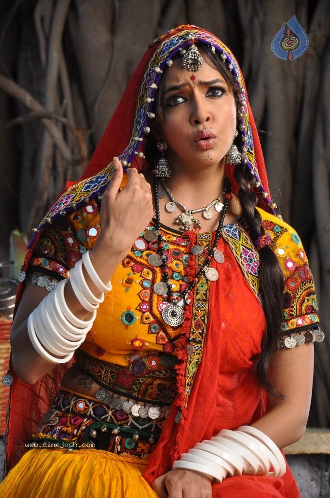 Manchu Lakshmi Prasanna Photos - 17 / 100 photos