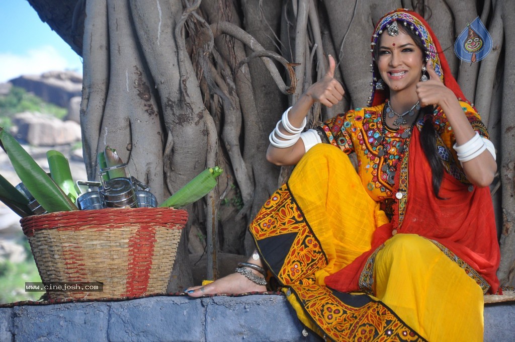 Manchu Lakshmi Prasanna Photos - 18 / 100 photos