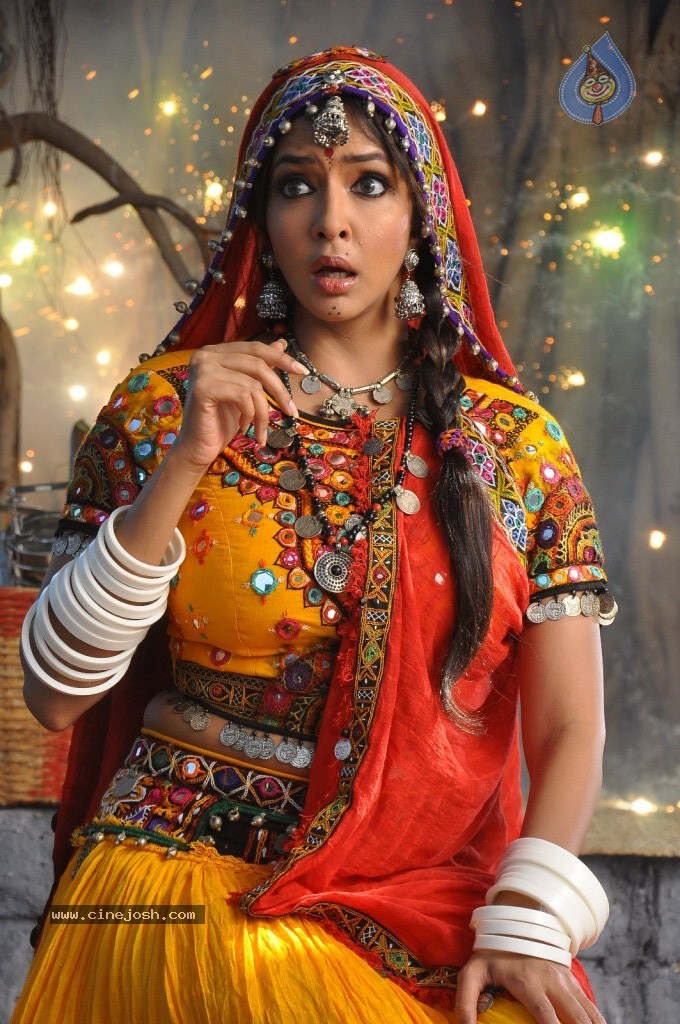 Manchu Lakshmi Prasanna Photos - 19 / 100 photos