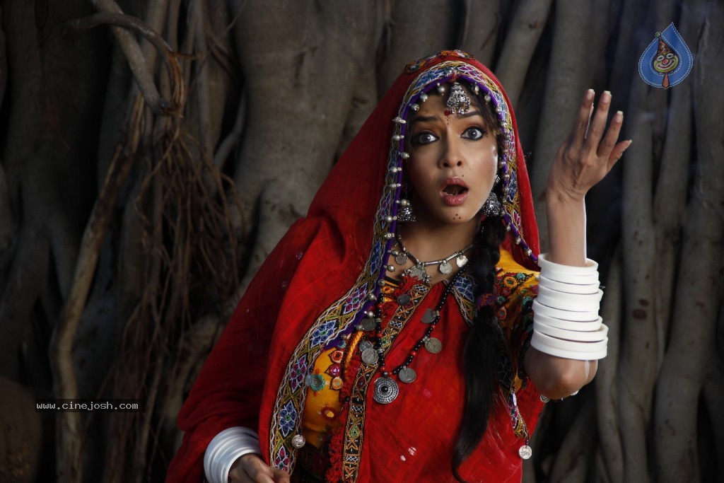 Manchu Lakshmi Prasanna Photos - 20 / 100 photos