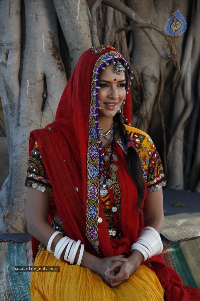 Manchu Lakshmi Prasanna Photos - 24 / 100 photos