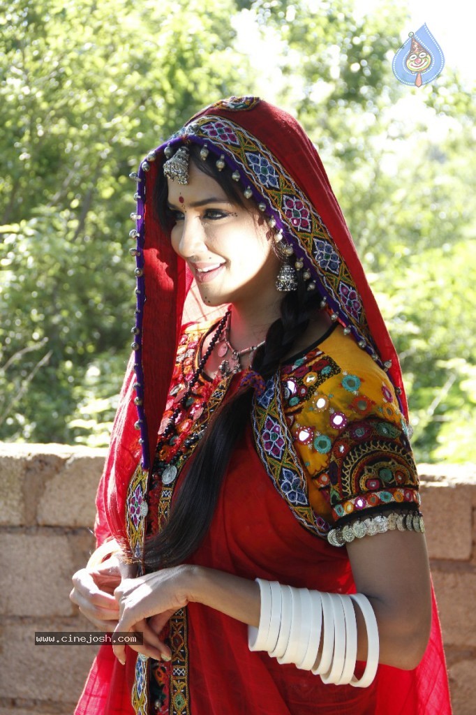 Manchu Lakshmi Prasanna Photos - 28 / 100 photos