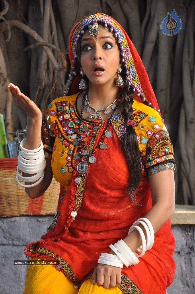 Manchu Lakshmi Prasanna Photos - 32 / 100 photos