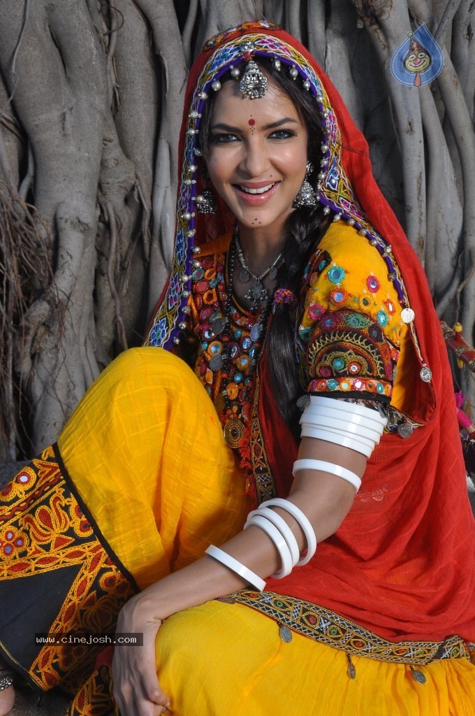 Manchu Lakshmi Prasanna Photos - 37 / 100 photos