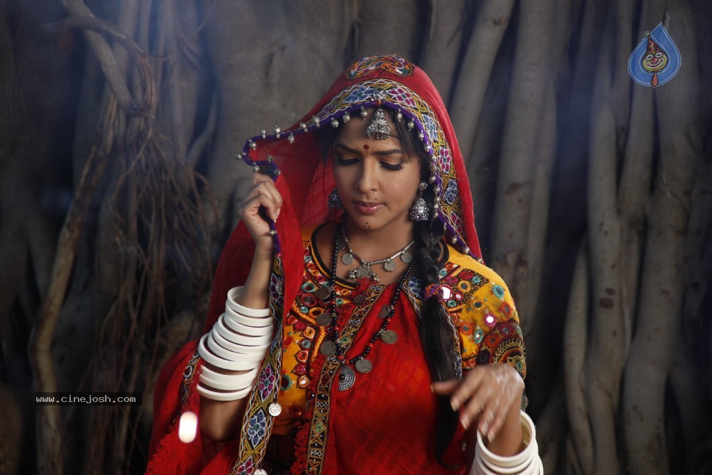 Manchu Lakshmi Prasanna Photos - 44 / 100 photos