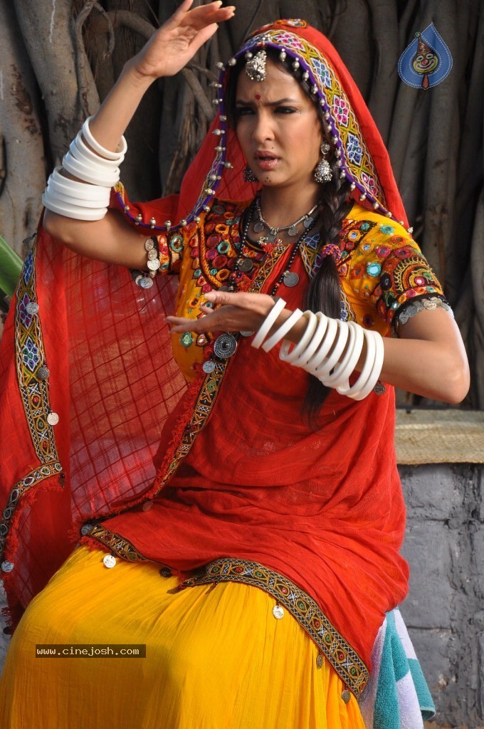 Manchu Lakshmi Prasanna Photos - 47 / 100 photos