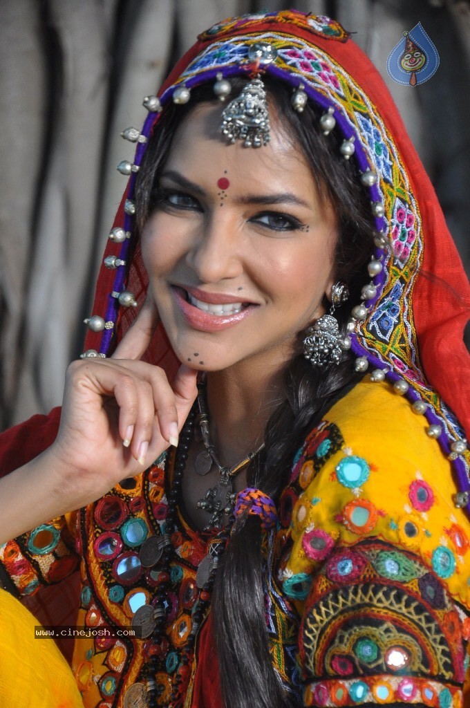 Manchu Lakshmi Prasanna Photos - 80 / 100 photos