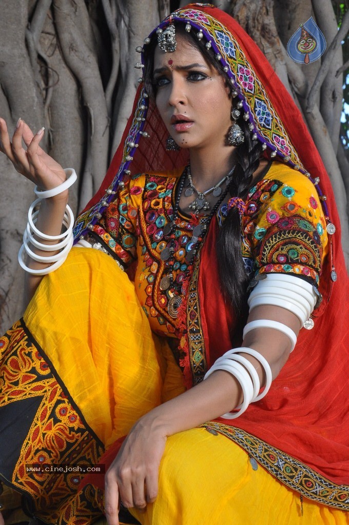 Manchu Lakshmi Prasanna Photos - 92 / 100 photos