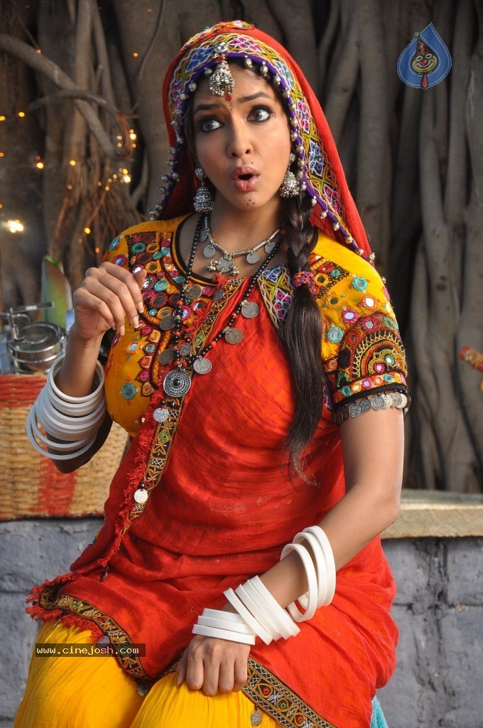 Manchu Lakshmi Prasanna Photos - 97 / 100 photos