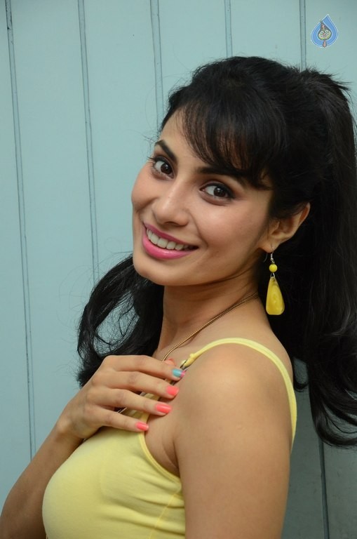 Manisha Kelkar New Pics - 34 / 38 photos