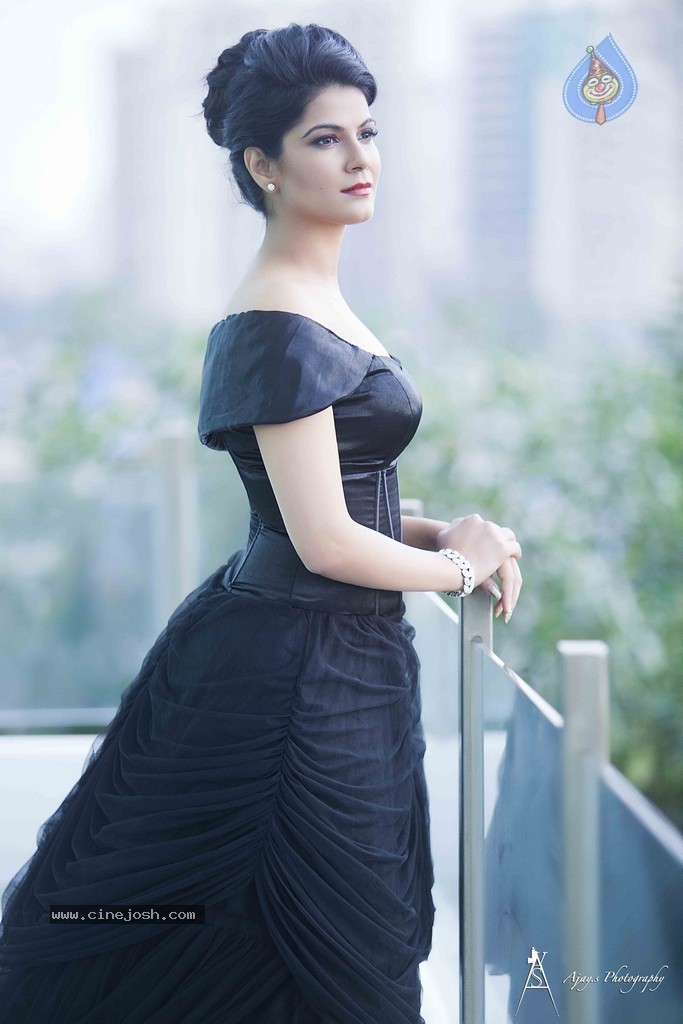 Manishaa Shree Stills - 22 / 37 photos