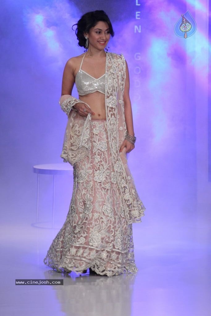 Manjari Phadnis Hot Photos - 9 / 19 photos