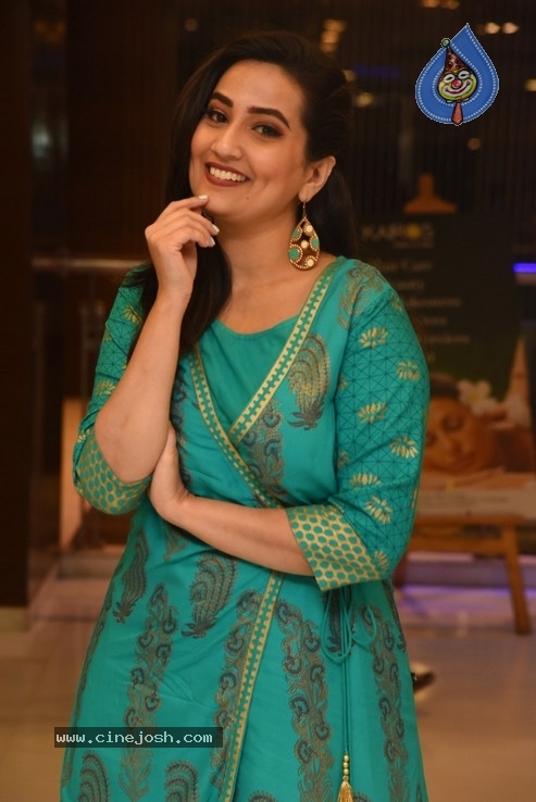 Anchor Manjusha  Photos - 2 / 36 photos