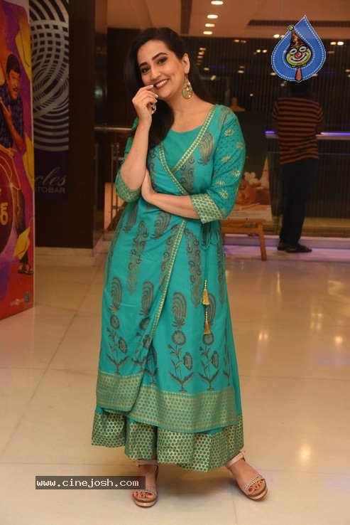 Anchor Manjusha  Photos - 12 / 36 photos