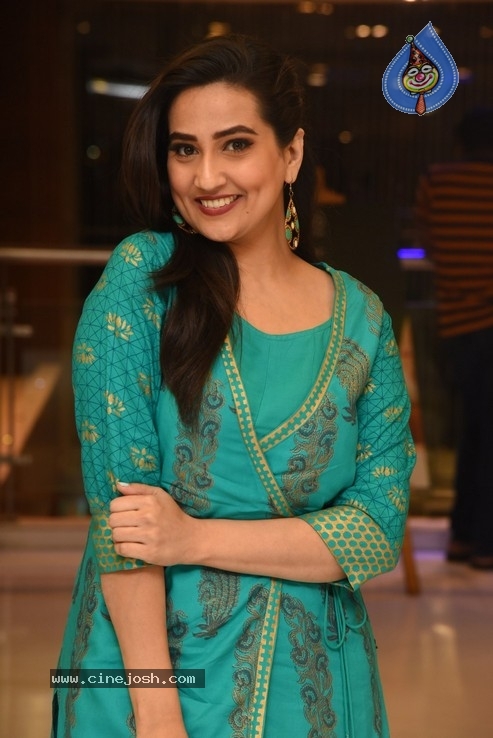 Anchor Manjusha  Photos - 19 / 36 photos