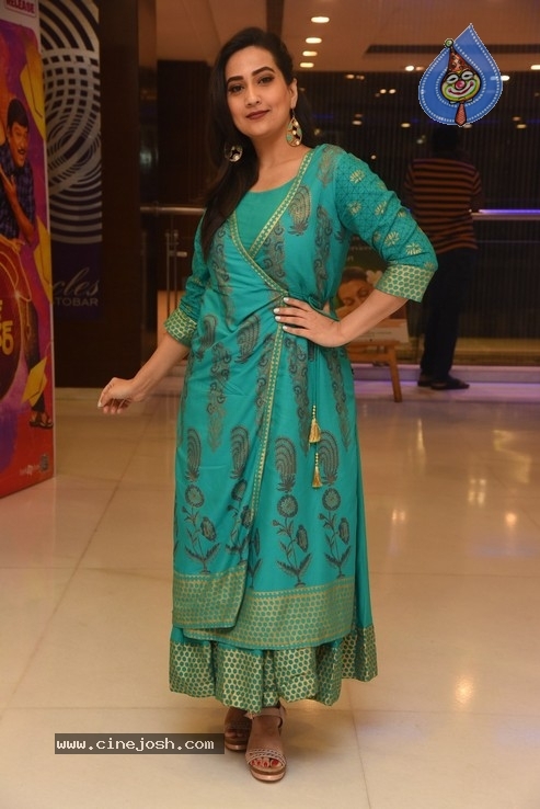 Anchor Manjusha  Photos - 30 / 36 photos
