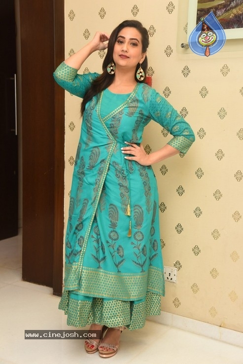 Anchor Manjusha  Photos - 31 / 36 photos