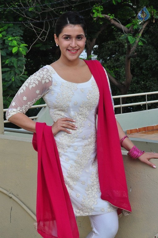 Mannara Chopra Gallery - 18 / 42 photos