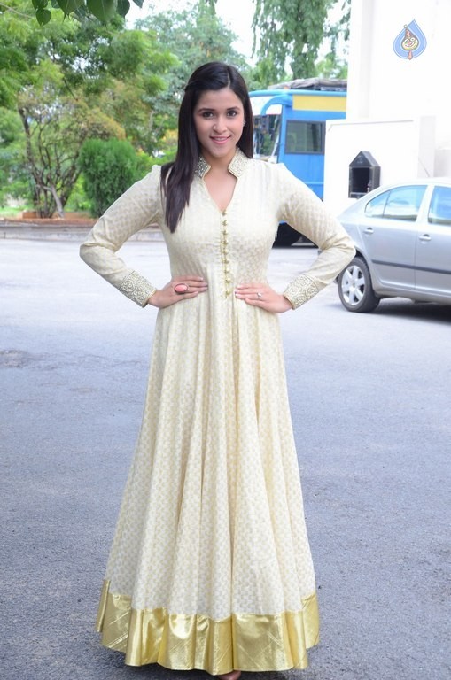 Mannara Chopra Gallery - 23 / 40 photos