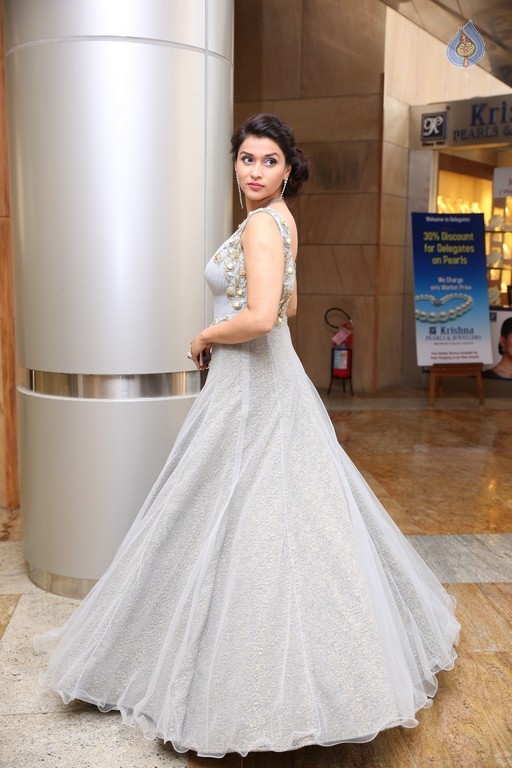 Mannara Chopra Images - 5 / 40 photos