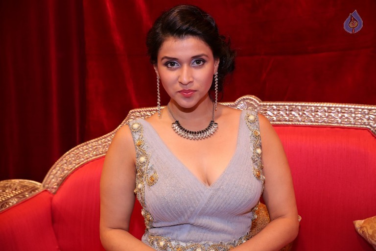 Mannara Chopra Images - 31 / 40 photos