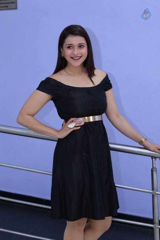 Mannara Chopra Latest Gallery - 17 / 53 photos