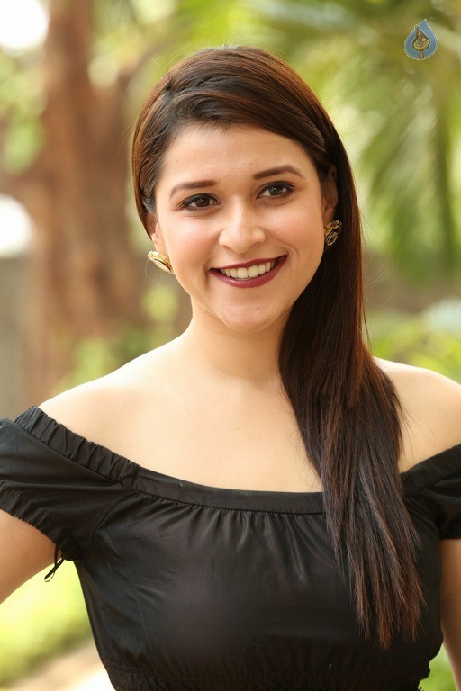 Mannara Chopra Latest Gallery - 29 / 53 photos