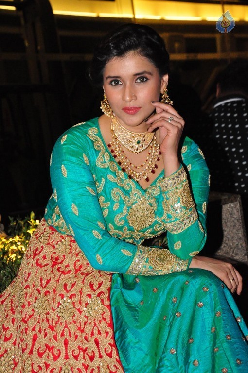Mannara Chopra Latest Gallery - 21 / 40 photos